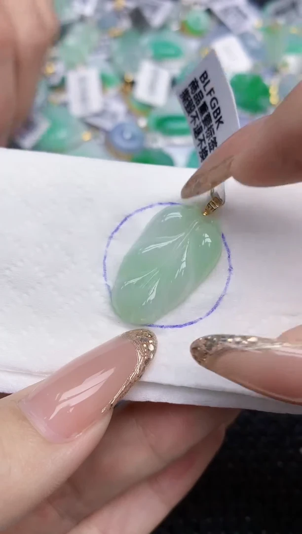 颈饰18K金镶嵌翡翠   天然翡翠A货  百元以上9米证书费自理