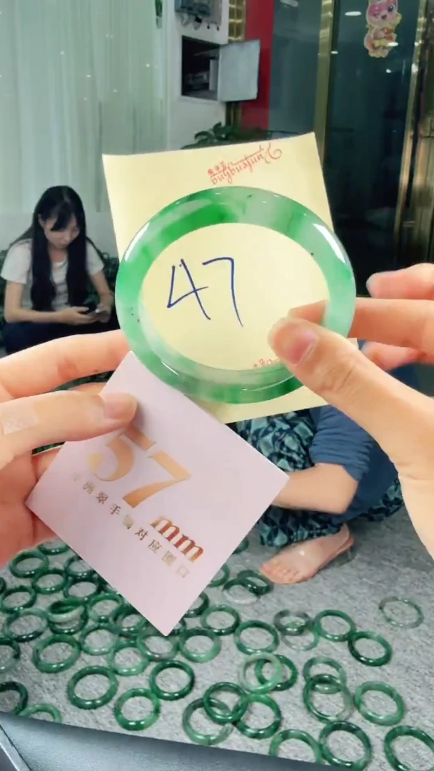 未镶嵌手镯石英质玉（非洲翠）有天然性（洒金亮片/矿点/棉线）47