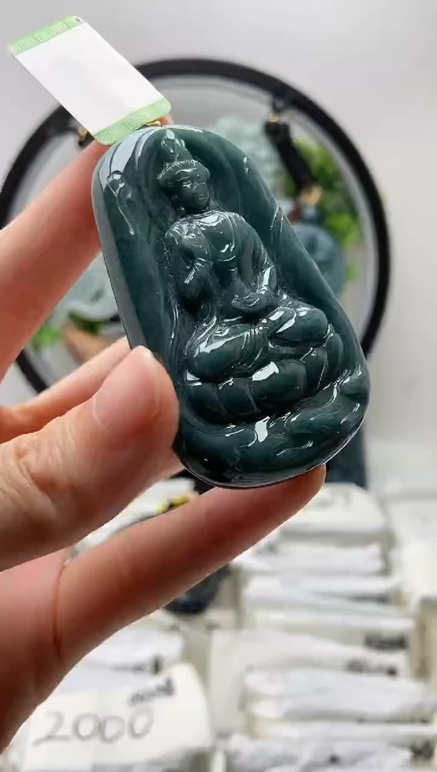 翡翠未镶嵌颈饰观音