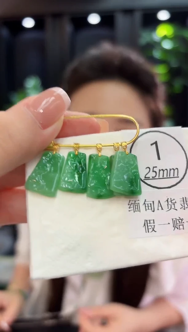 颈饰18K金镶嵌翡翠山水 缅料A货/多样性发货/一件
