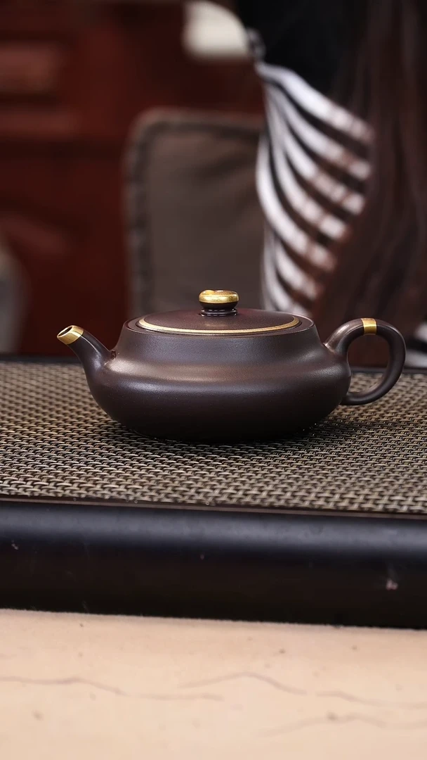 茶壶紫砂四号井茄皮紫泥描金桑盘150cc