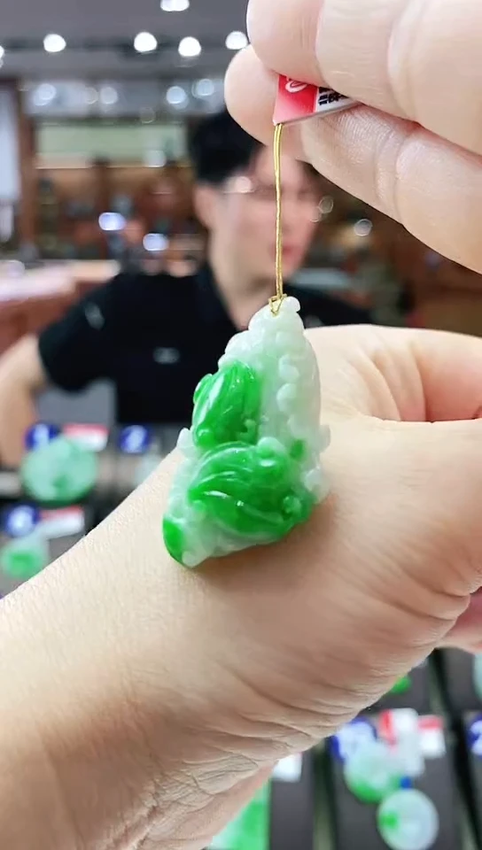 颈饰未镶嵌翡翠白菜