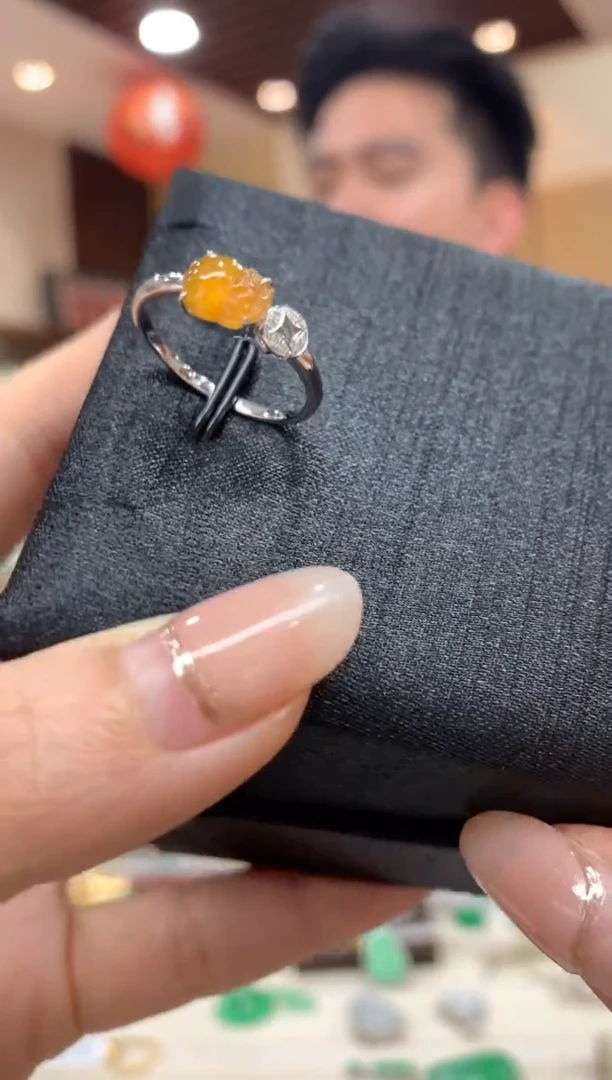 18K金镶嵌戒指翡翠戒指