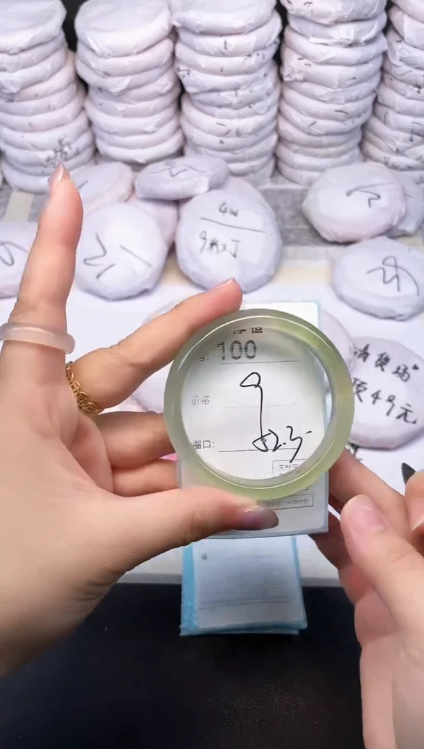 玛瑙/玉髓手镯未镶嵌100