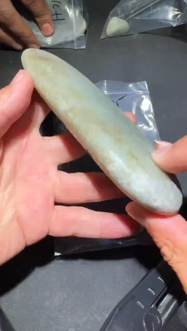 未镶嵌和田玉（糖玉）挂件和田玉