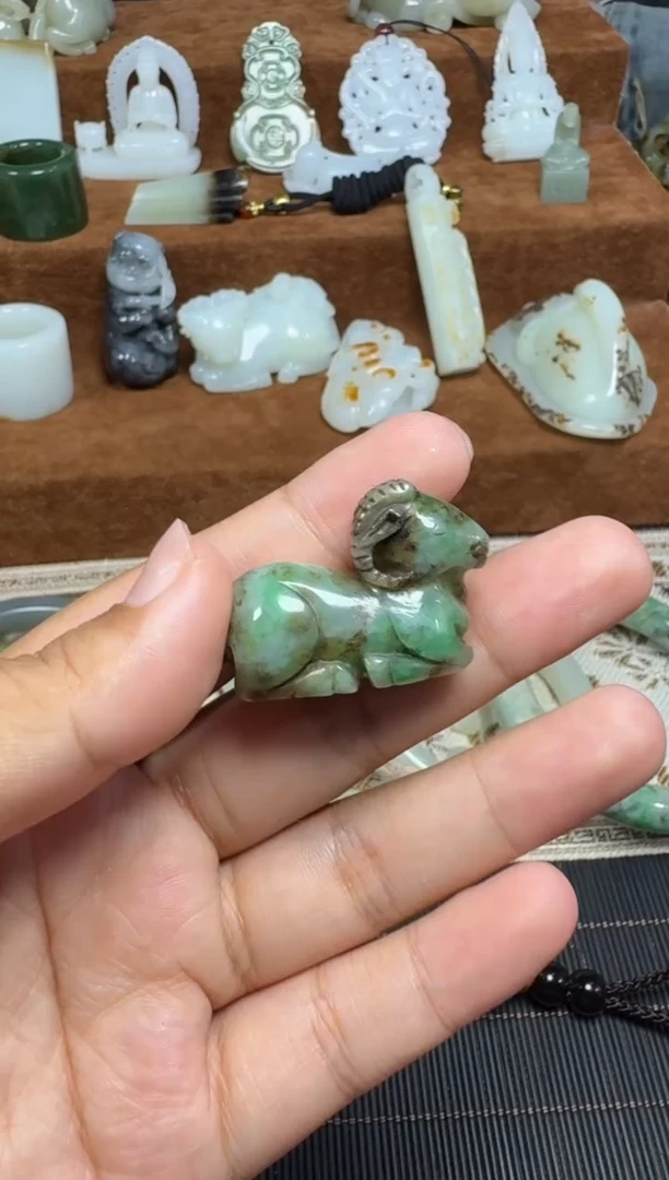 颈饰未镶嵌翡翠1