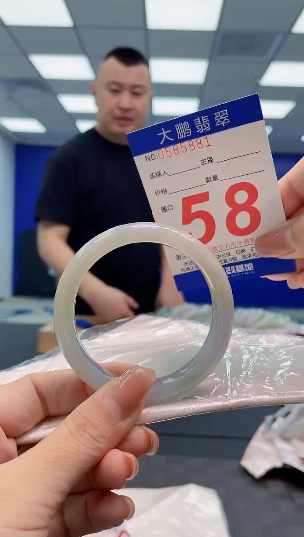 翡翠手镯未镶嵌AAAAAAAA