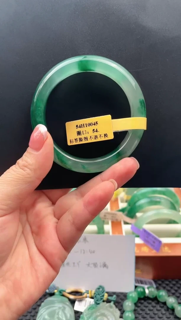 未镶嵌手镯石英质玉（非洲翠）手镯