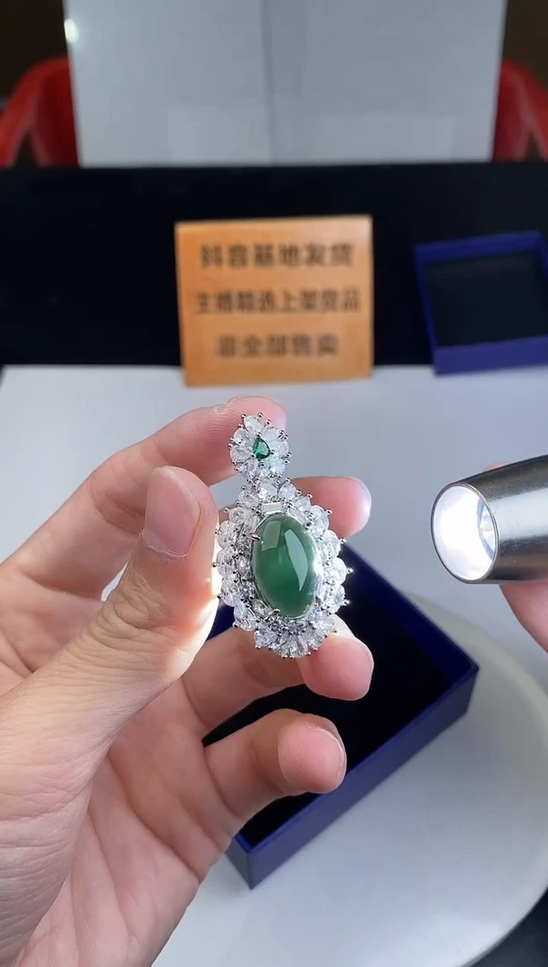 颈饰未镶嵌翡翠