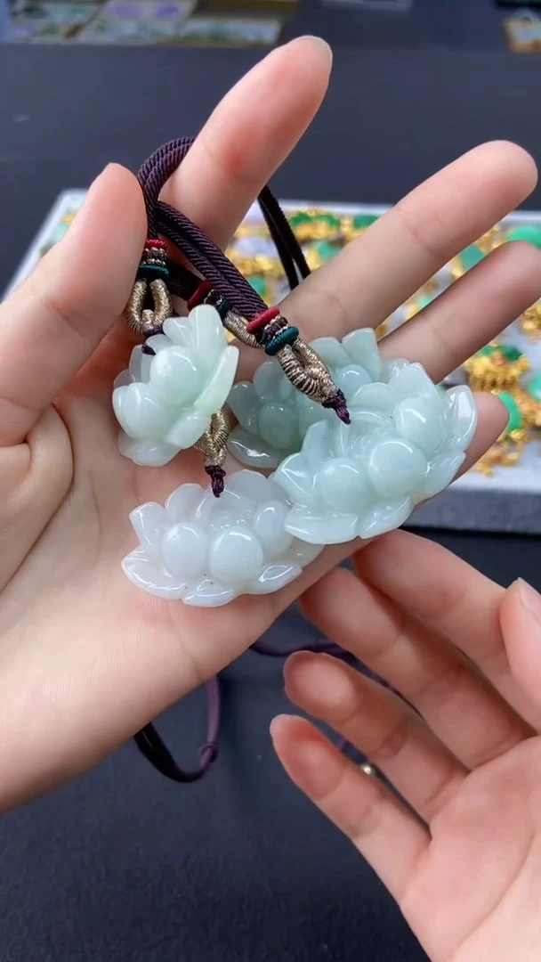 颈饰未镶嵌翡翠吊坠多样性发其一