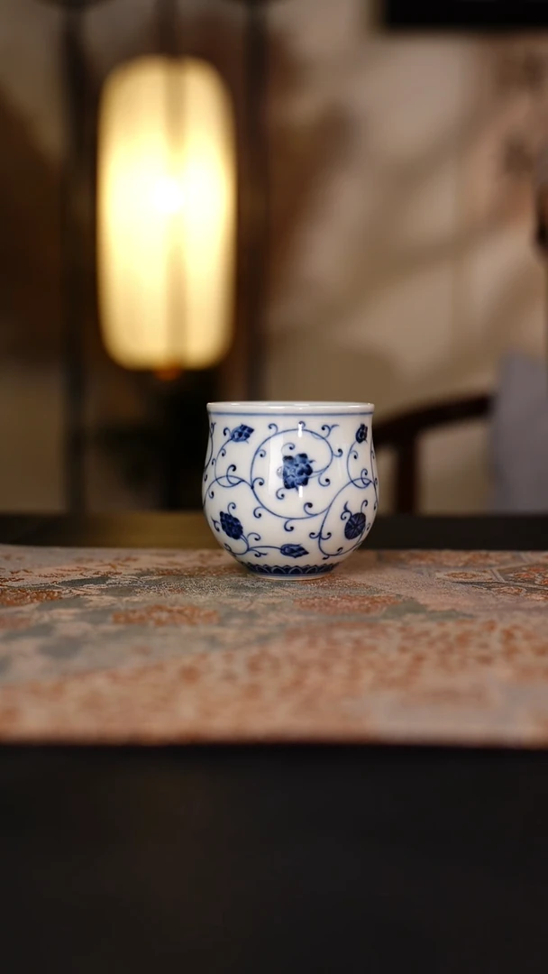 待月观山青花缠枝暖手杯