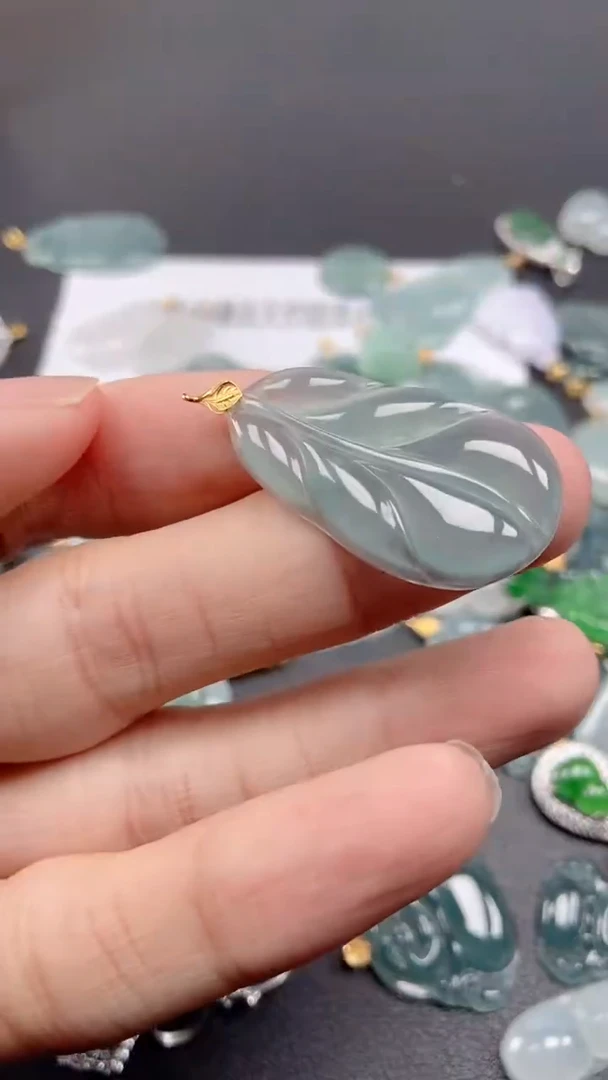 颈饰18K金镶嵌翡翠吊坠