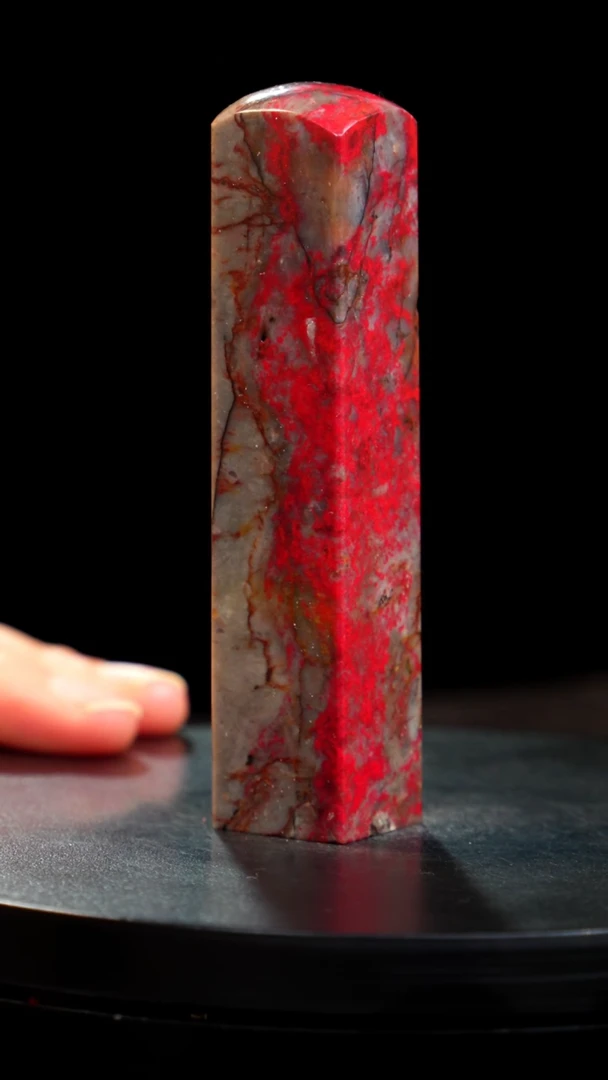 鸡血石牛角鸡血石