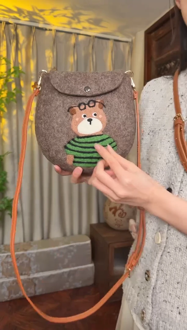羊毛非遗羊毛毡包 蛋蛋包绿衣服小熊