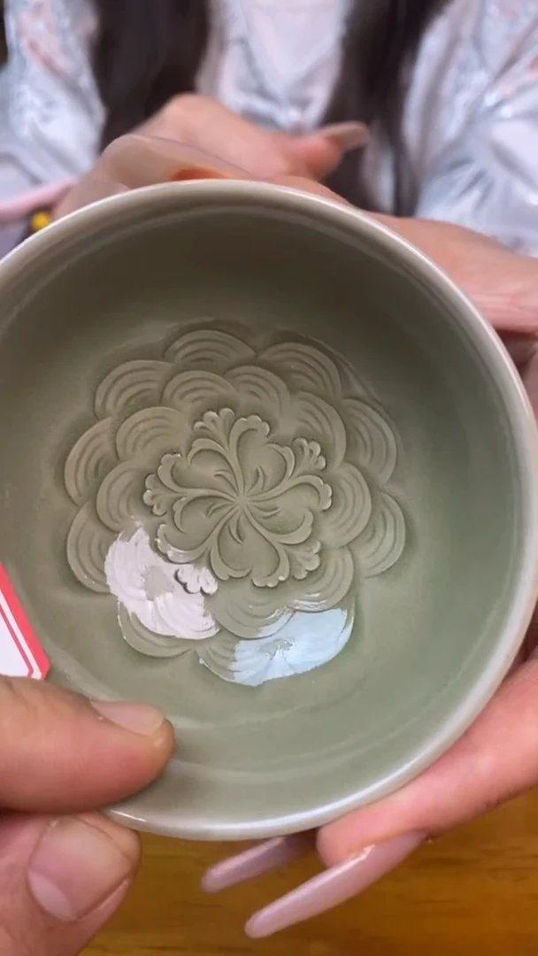 杯青瓷牡丹纹内外双刻普洱杯