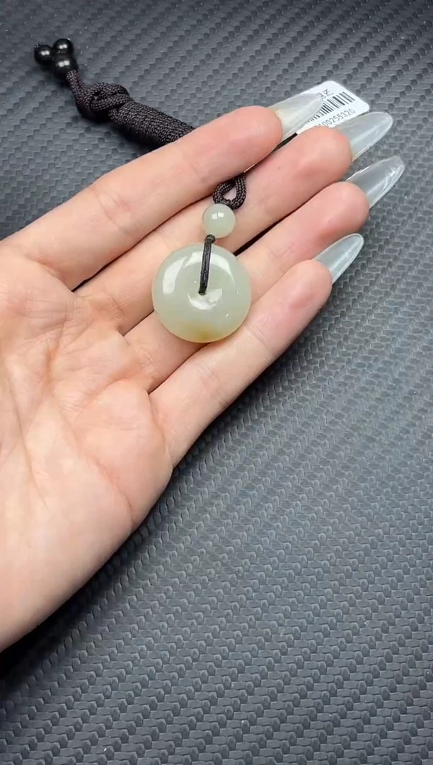 吊坠(赠链)未镶嵌和田玉且末金山微色差平安扣M