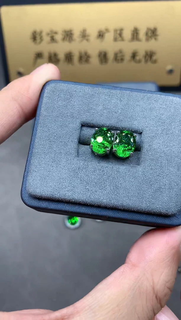 银S925镶嵌耳饰石榴石（沙弗莱）2222