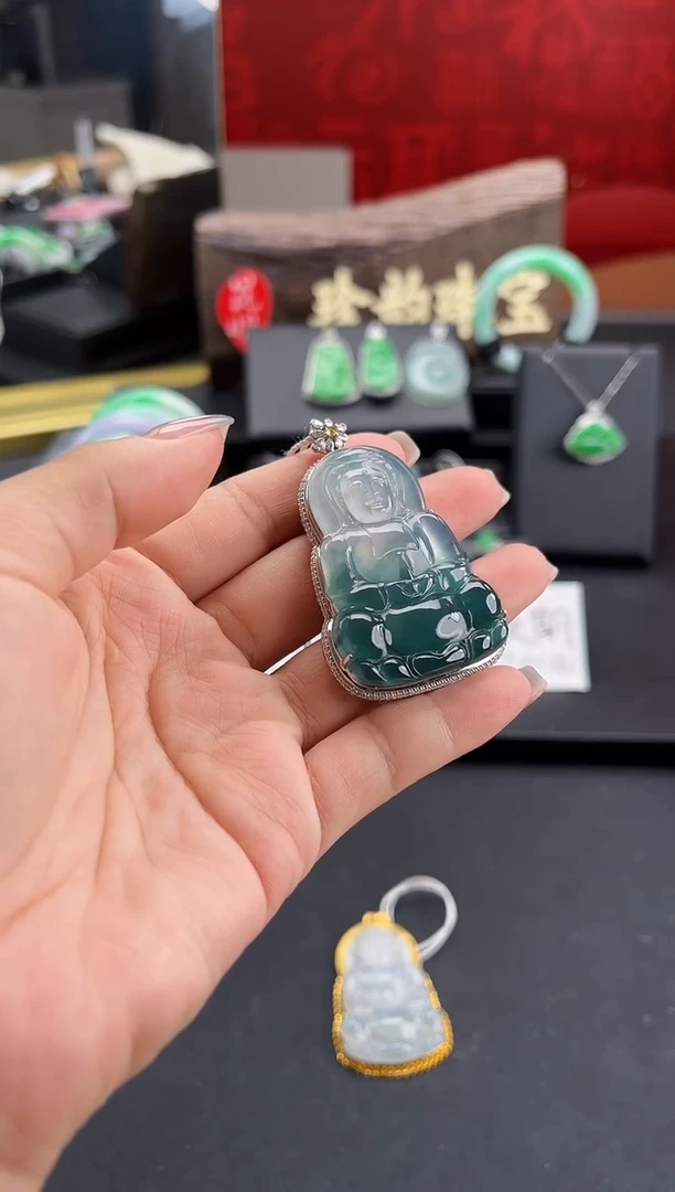 翡翠18K金镶嵌颈饰吊坠