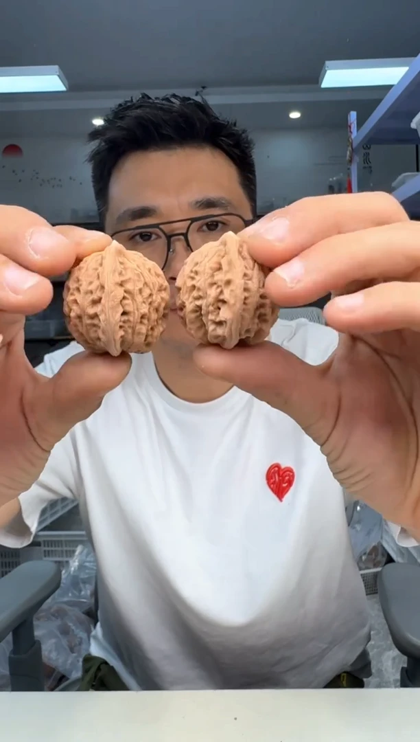 文玩核桃把件32左右全品风流眼