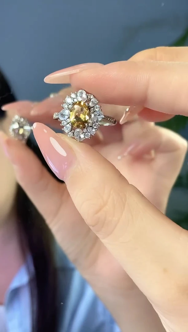 银S925镶嵌戒指黄晶。