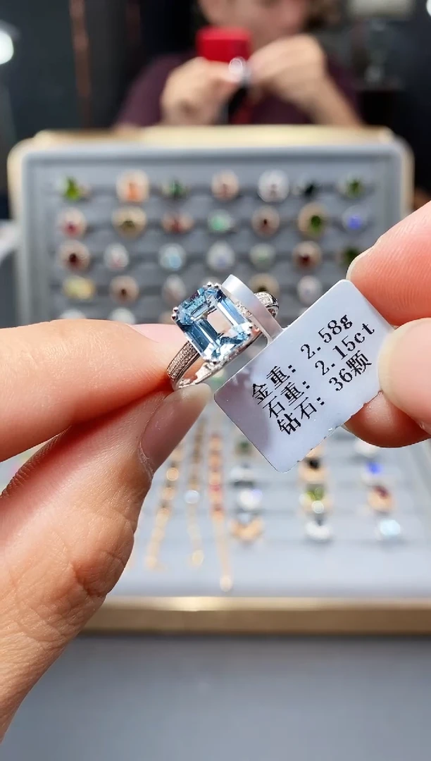海蓝宝石戒指18K金镶嵌2.15配钻