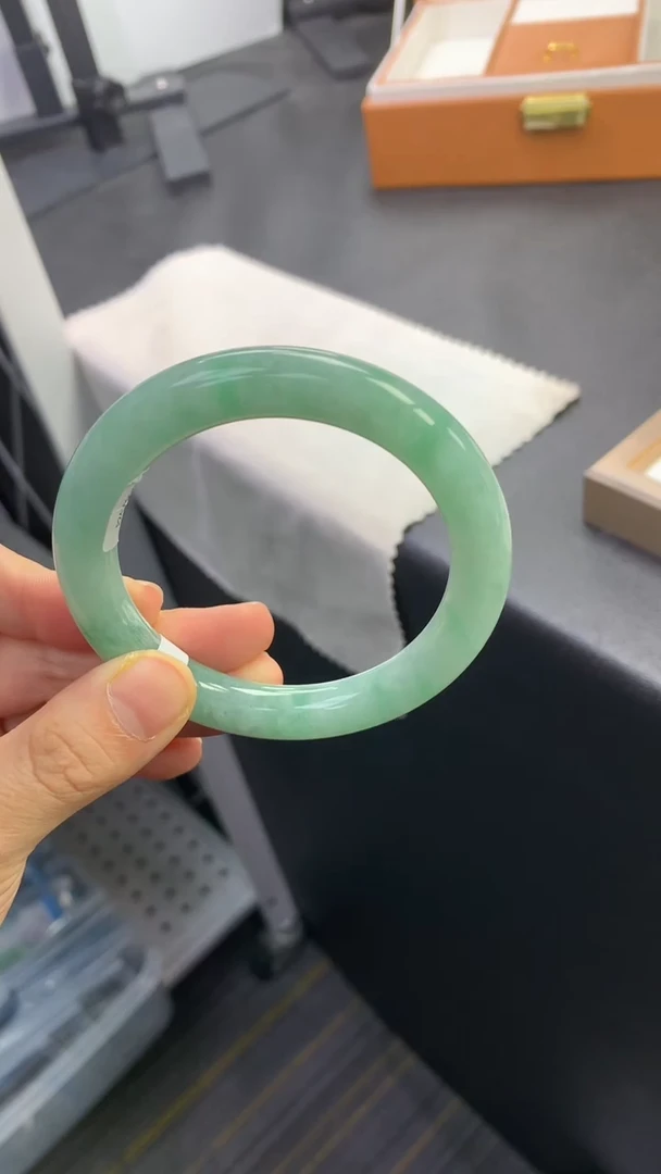 未镶嵌手镯（圆镯）翡翠退货需手镯吊牌标签完好