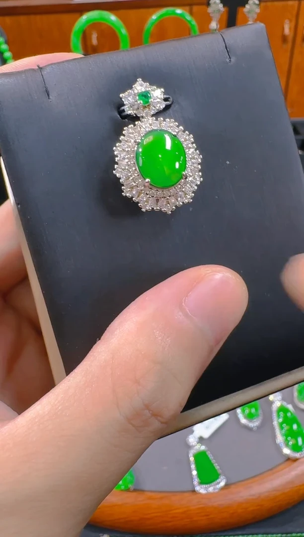 翡翠未镶嵌吊坠(赠链)天然A货翡翠