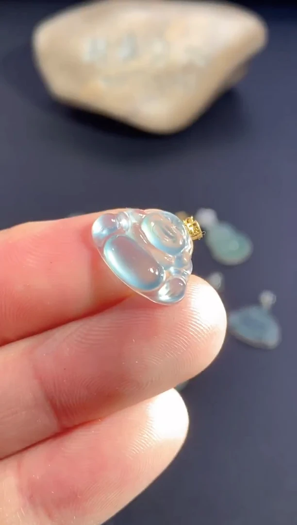 颈饰18K金镶嵌翡翠