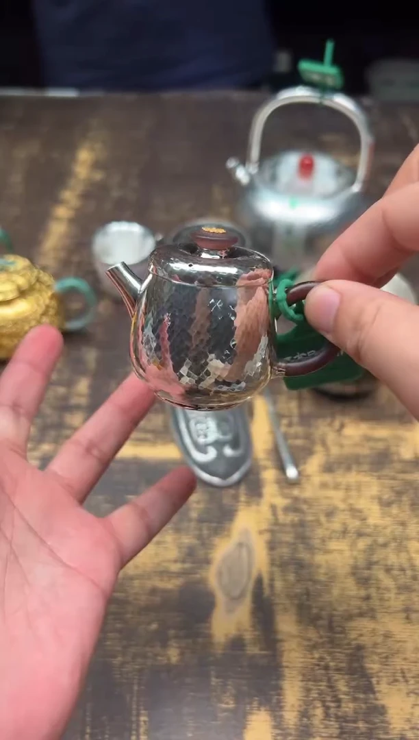 呆坐锤纹一人饮巨轮壶