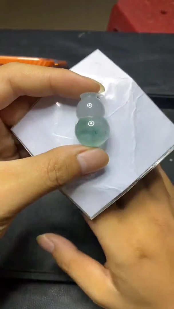 玉冰绿飘花立体葫芦