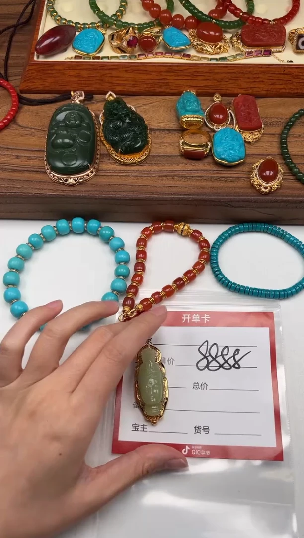 颈饰18K金镶嵌和田玉英***～手串手串