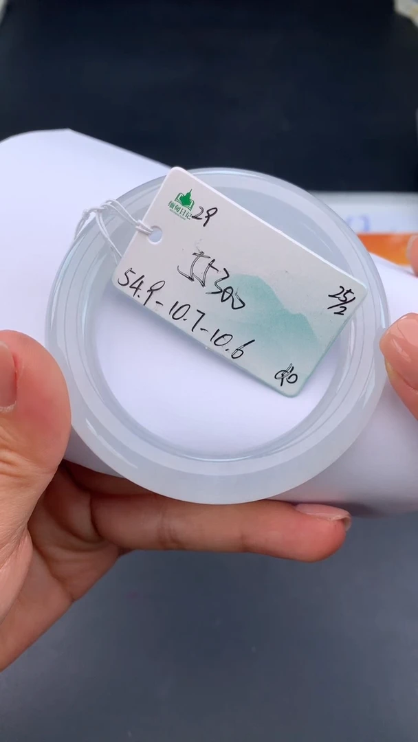 【闪购商品】翡翠手镯未镶嵌女神节#送礼#，下单联系客服核对地址~