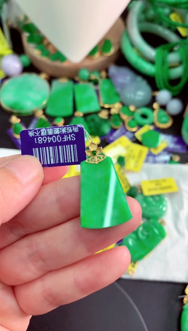 颈饰18K金镶嵌翡翠挂件