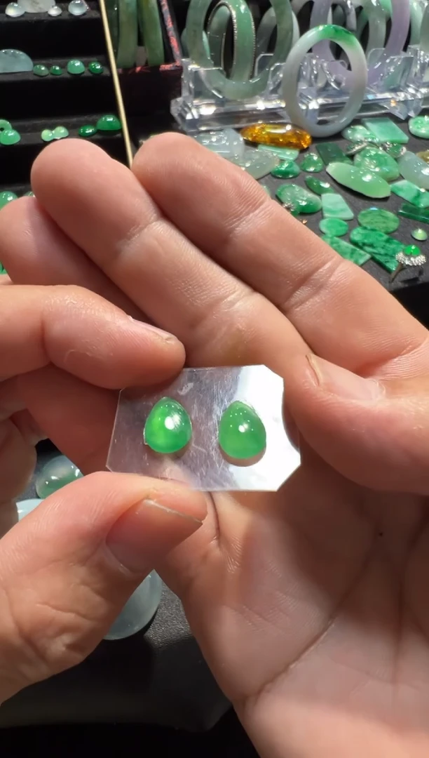 翡翠未镶嵌颈饰@***齿翡翠蛋面1对