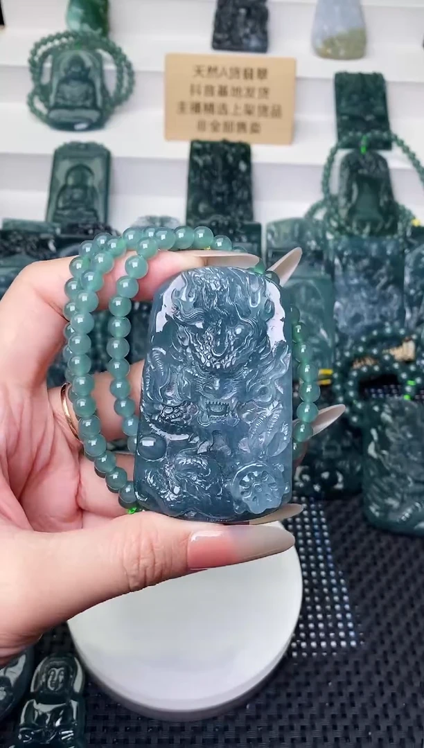 颈饰未镶嵌翡翠