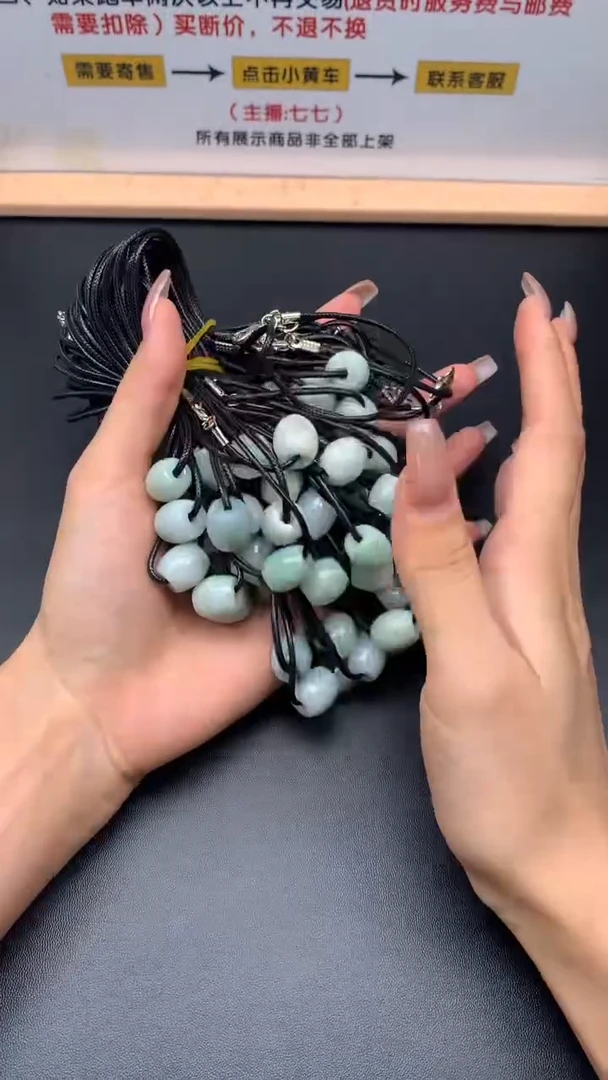 翡翠未镶嵌颈饰路路通