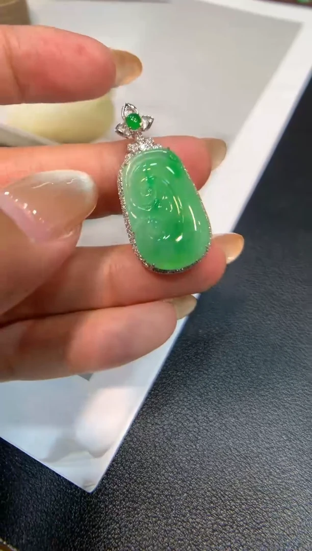 翡翠18K金镶嵌颈饰如意