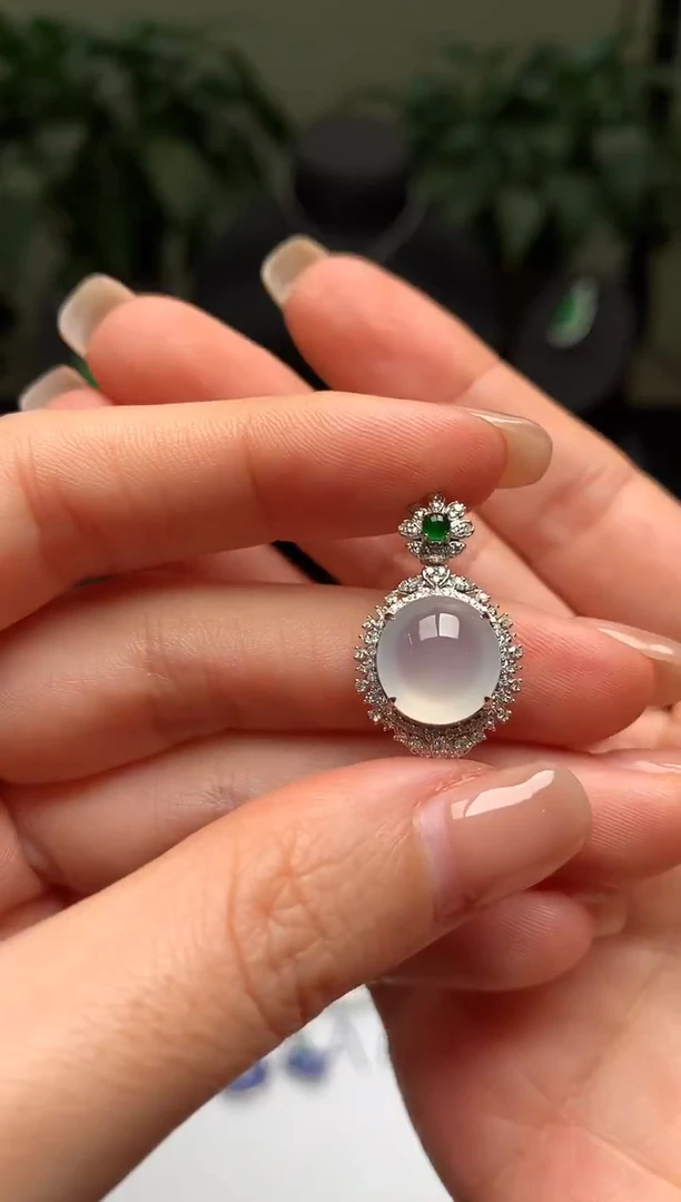 颈饰18K金镶嵌翡翠冰蛋