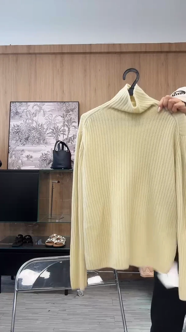 淡鹅黄高领羊毛上衣