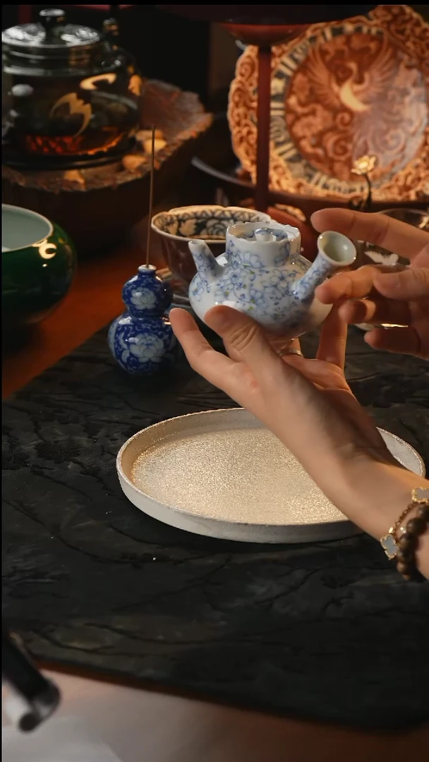 瓷片青樵轩 花卉侧把壶