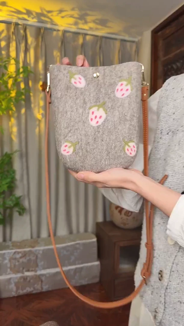 羊毛海**边非遗羊毛毡包 手机包草莓