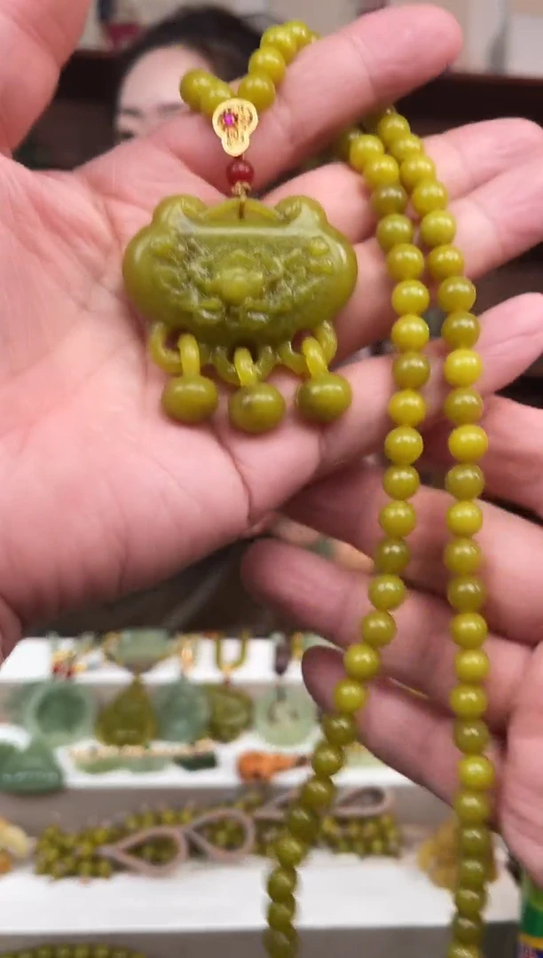 未镶嵌蛇纹石玉颈饰·