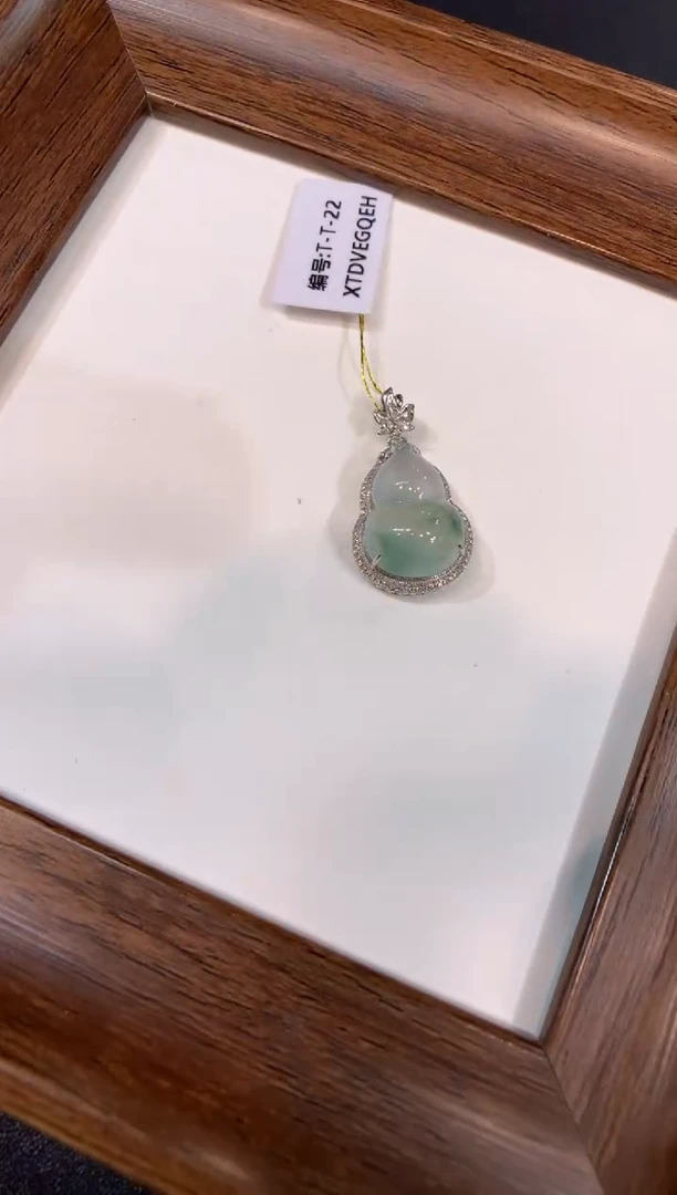 颈饰18K金镶嵌翡翠葫芦