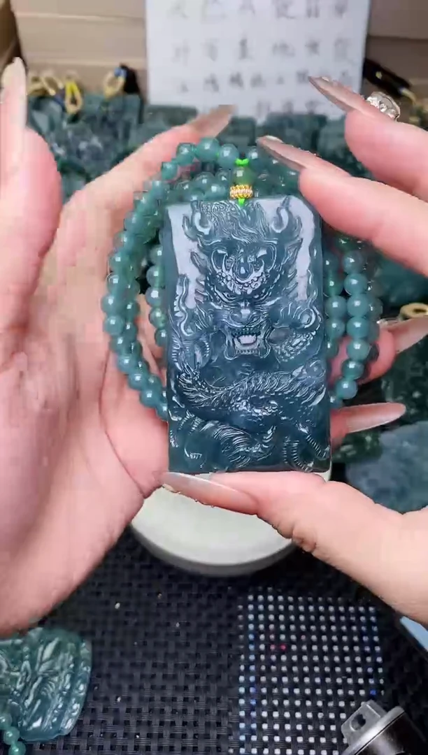 颈饰未镶嵌翡翠