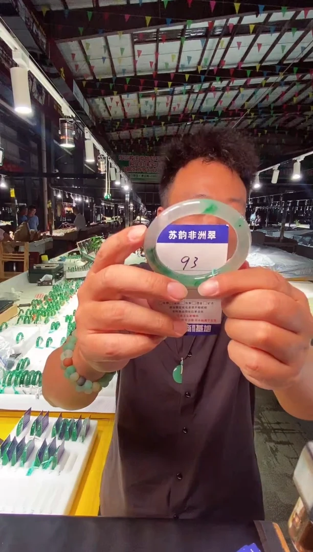 未镶嵌手镯石英质玉（非洲翠）54