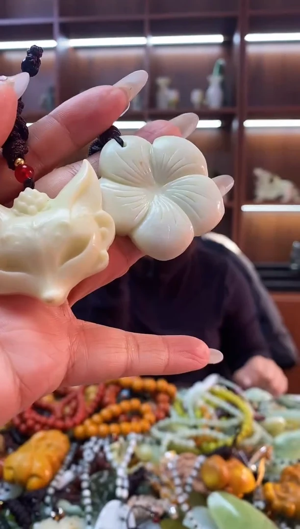 未镶嵌蛇纹石玉吊坠村**月拍一发二