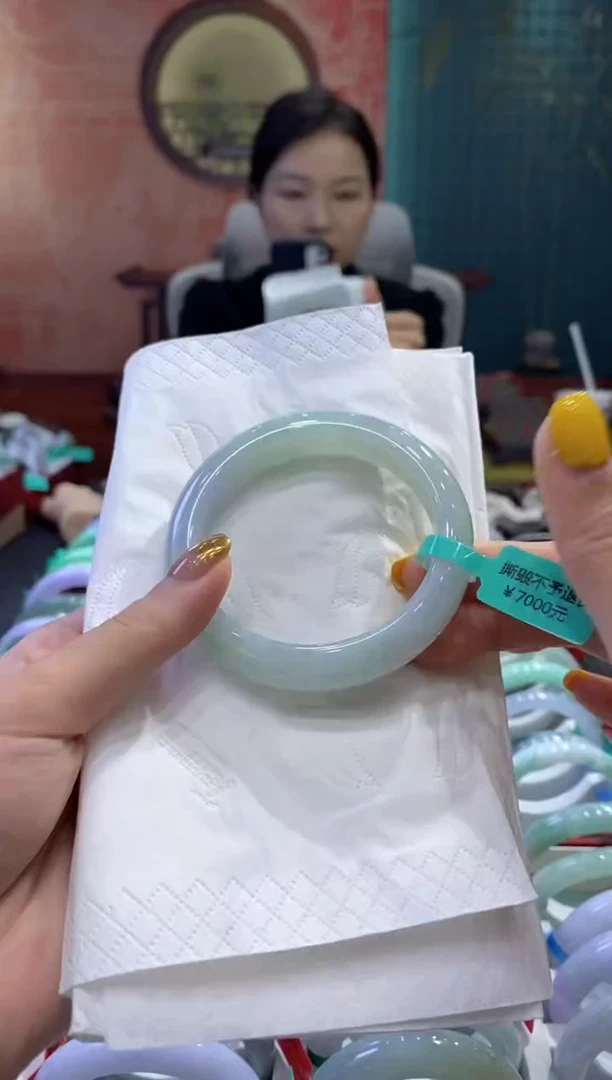 翡翠手镯未镶嵌多人07681