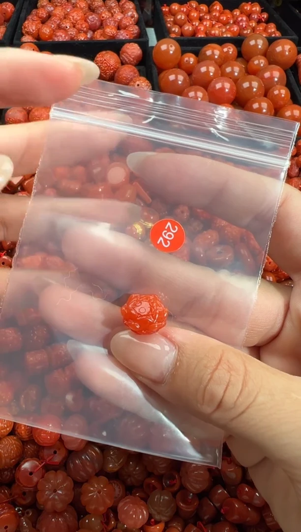 南红玛瑙未镶嵌颈饰1