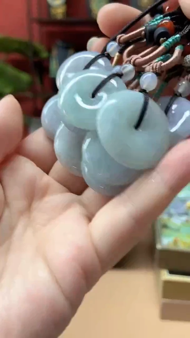 颈饰未镶嵌翡翠吊坠多样性发其一