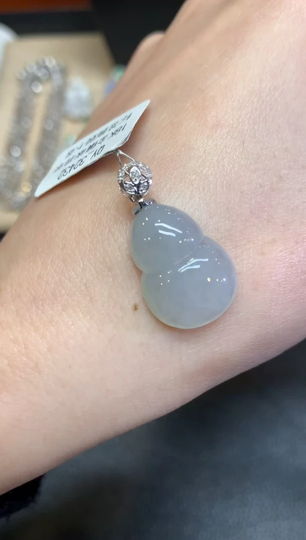 【闪购商品】翡翠颈饰18K金镶嵌葫芦【无服务费】